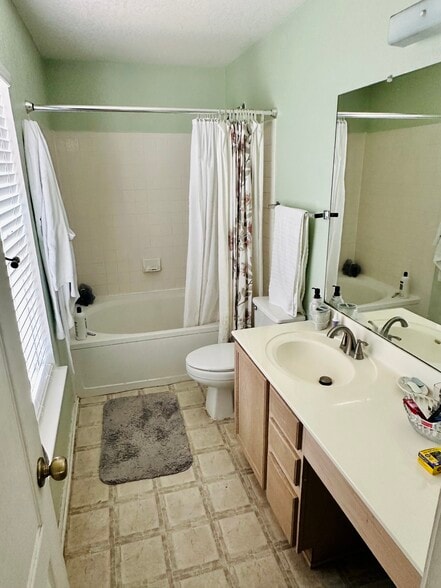Master bathroom tub and shower - 10366 Manor Crk