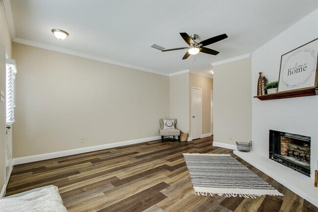 Building Photo - 212 Samuel Blvd