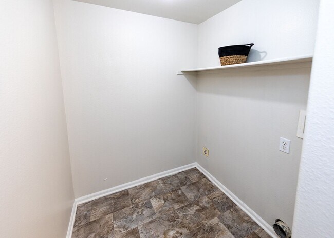 Building Photo - Newly Updated 4 Bed Home Centrally Located