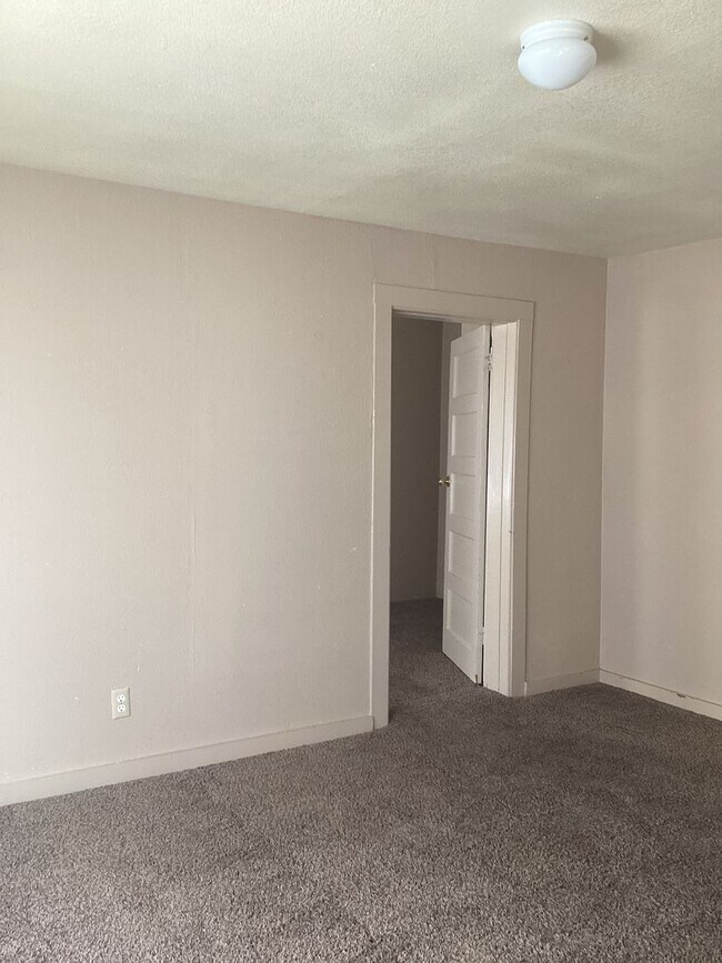 Building Photo - Country living close to town in Portales!