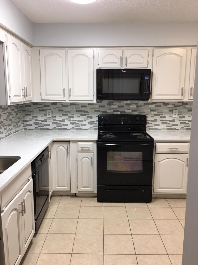 Building Photo - Beautifully Updated Townhome in the Heart ...