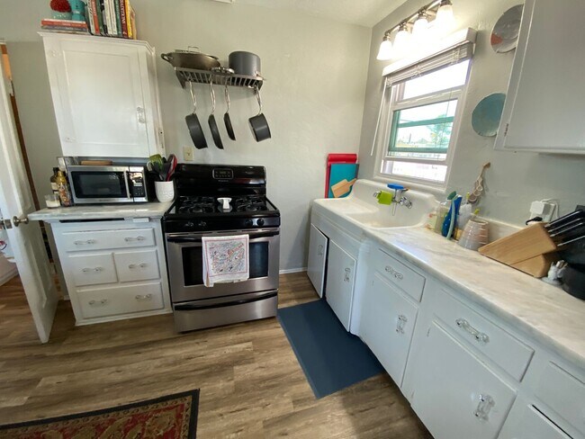 Building Photo - CHARMING NORTH PARKING ONE BEDROOM! LARGE ...