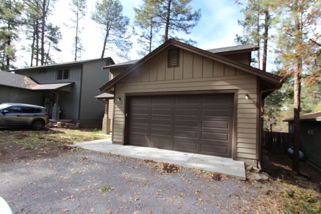 Building Photo - $500 OFF THE FIRST MONTHS RENT! Home in Mo...