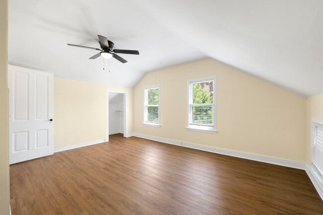 Building Photo - Newly renovated one bedroom available for a move in right away!