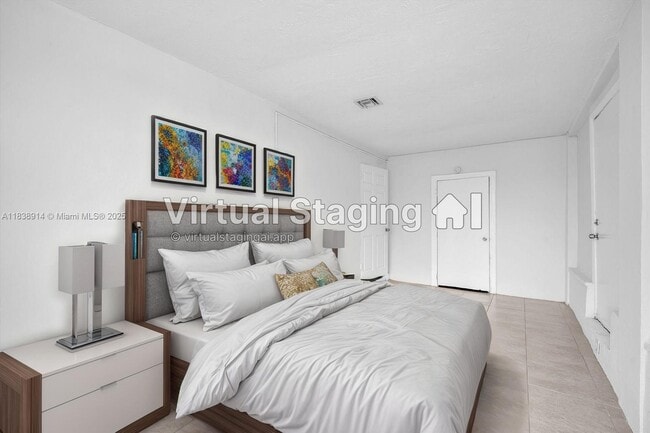 Building Photo - 1050 NE 156th St