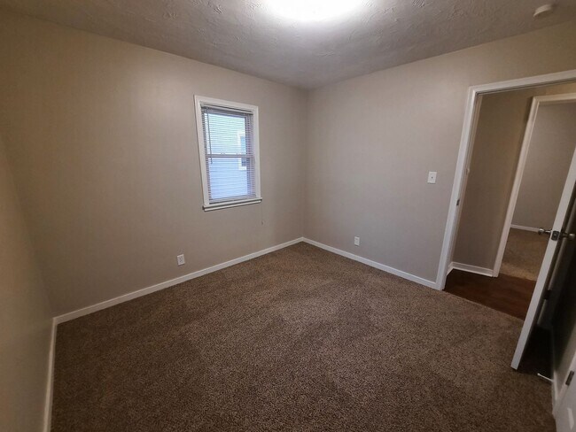 Building Photo - 3 Bedroom, 1 Bathroom Home!