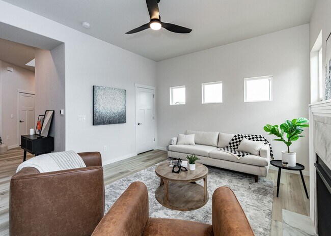 Building Photo - 3 Bedroom End Unit Luxury Townhome in Moun...