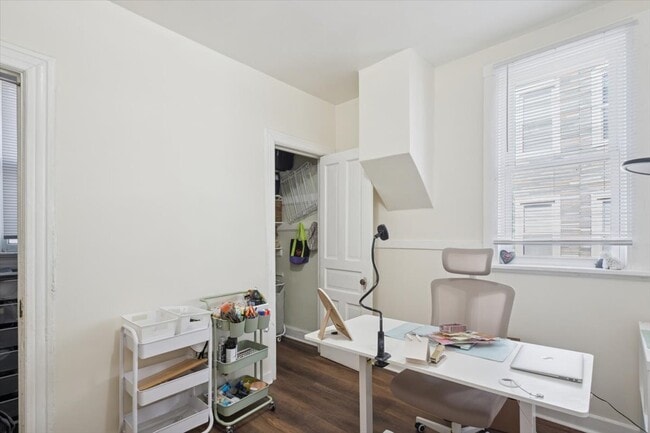 Building Photo - 2144 W Montrose Ave