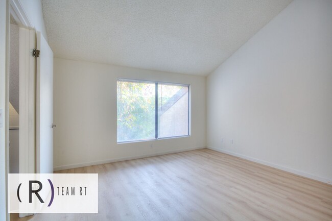 Building Photo - A Newly Renovated Contemporary Condo in Gl...