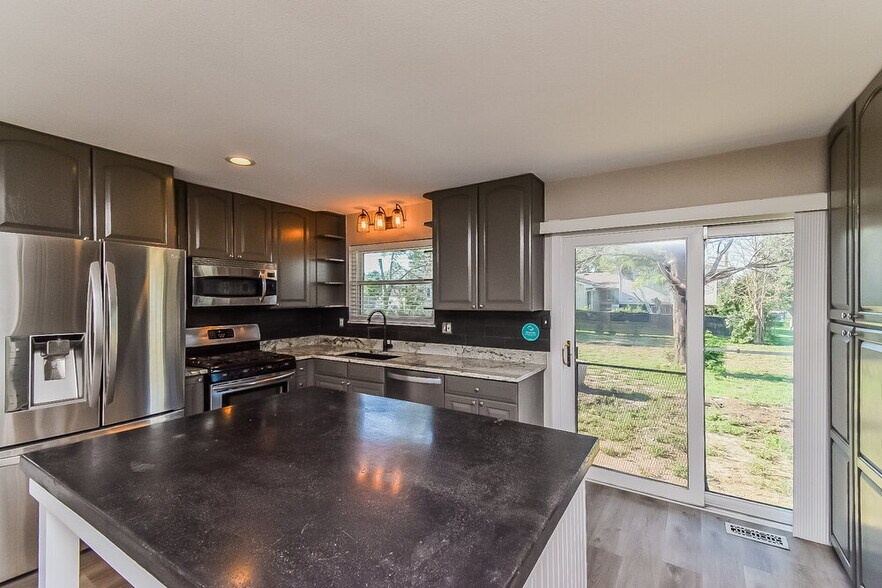 Building Photo - 4945 Manzana Dr