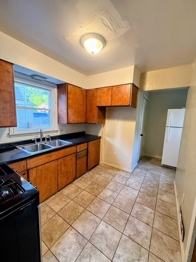 Building Photo - Four bedroom one bathroom single family home for rent