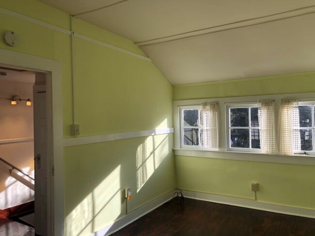 Building Photo - Historic 2-bedroom, 1.5 bath home in the h...