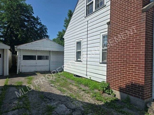 Building Photo - 3-Bedroom Home in Saginaw