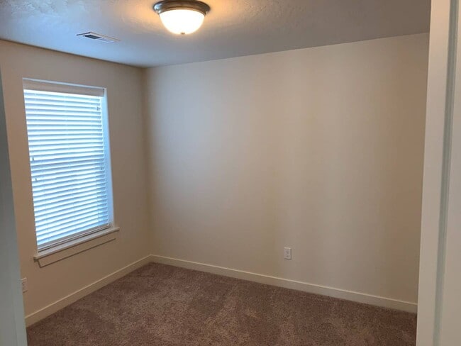 Building Photo - New carpet! Single Story Home with Fully Fenced Yard & Close to Shopping/Restaurants!