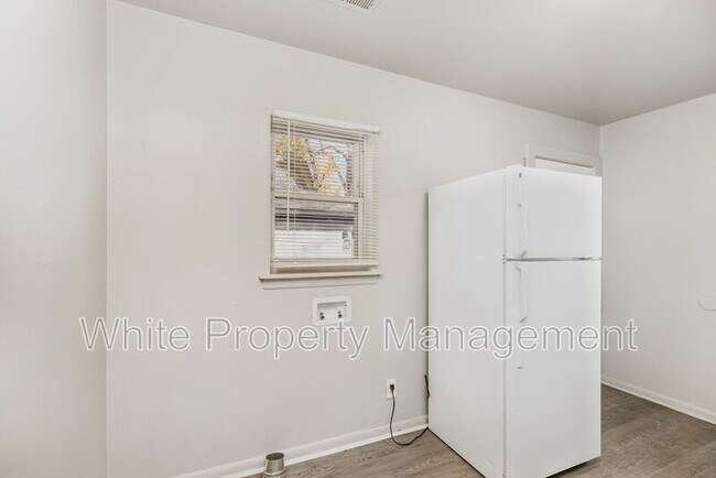 Building Photo - 2317 Julia Ave