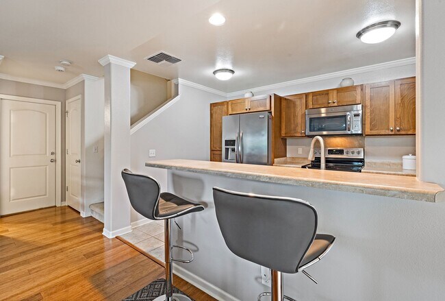 Building Photo - Unfurnished Townhome with Garage, 3 bedroo...