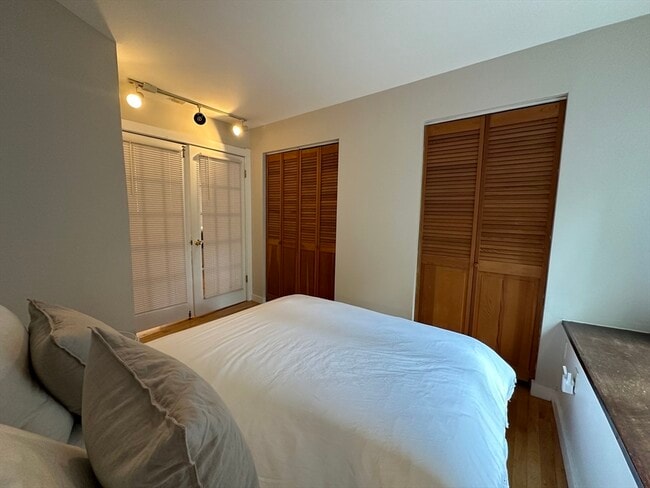 Building Photo - 33 Grove St