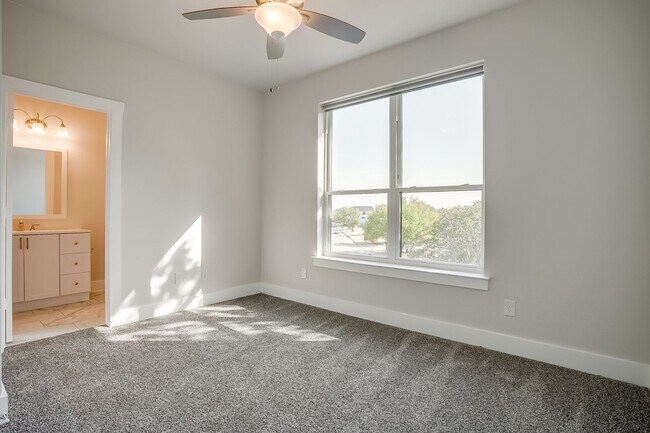 Building Photo - 2323 Benbrook Blvd