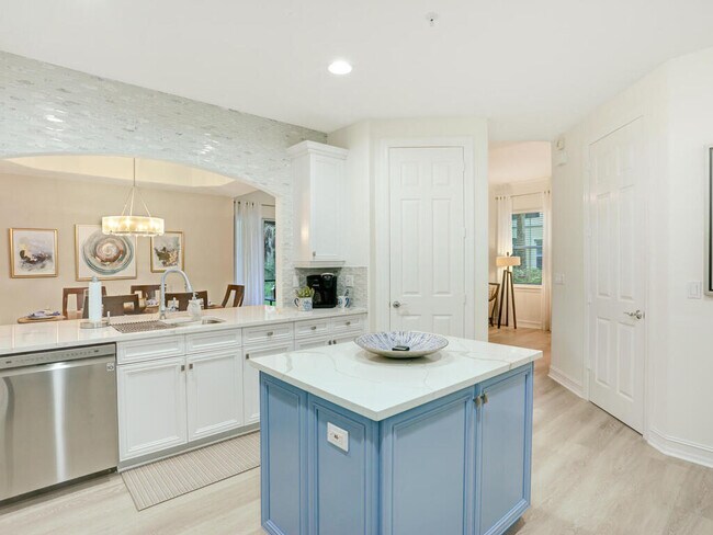 Building Photo - 2847 Tiburon Blvd E