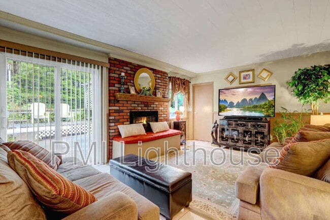Building Photo - 17 Rondell Ln