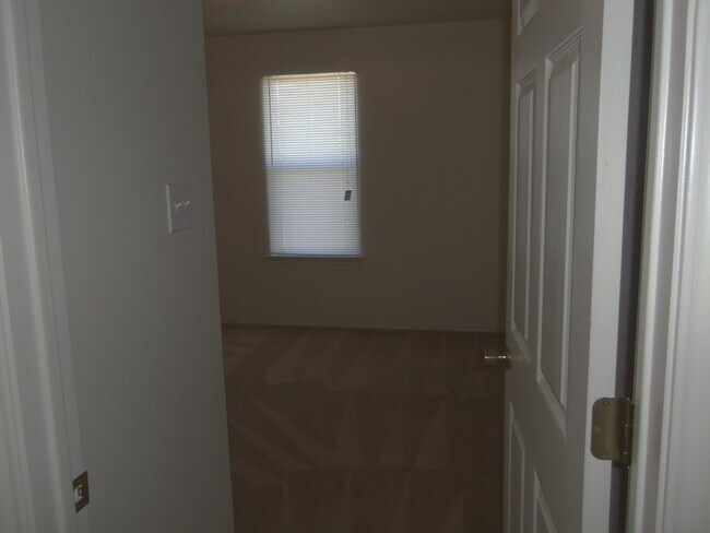 Building Photo - 4 Bedroom 2 Bath