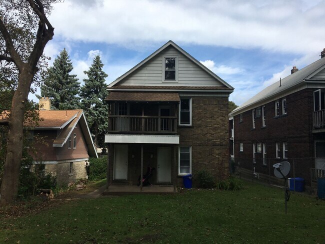 Building Photo - Clean 2BR up with offstreet parking and yard
