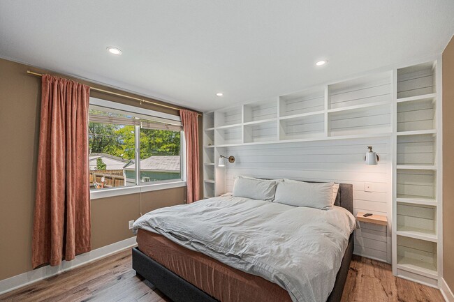 Building Photo - FURNISHED, Spacious 3 bedroom home in the heart of University!