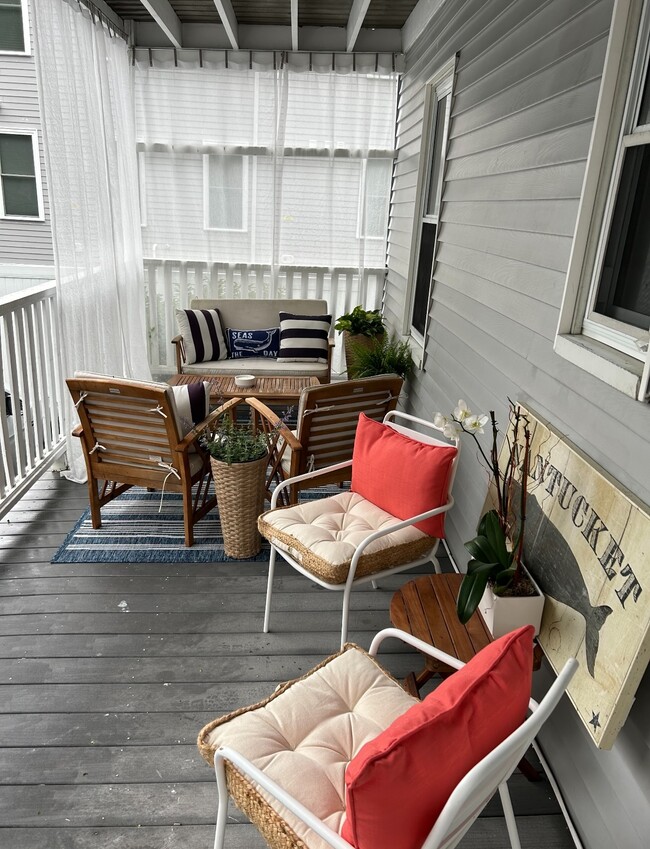 Private back deck - 876 Adams St