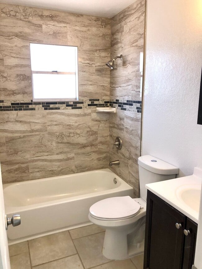 Building Photo - Cute 3 Bedroom Home on Large Fully Fenced Lot!