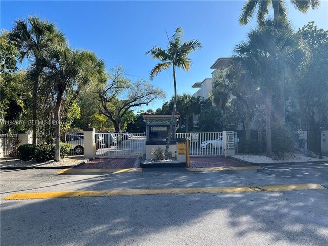 Building Photo - 6900 N Kendall Dr