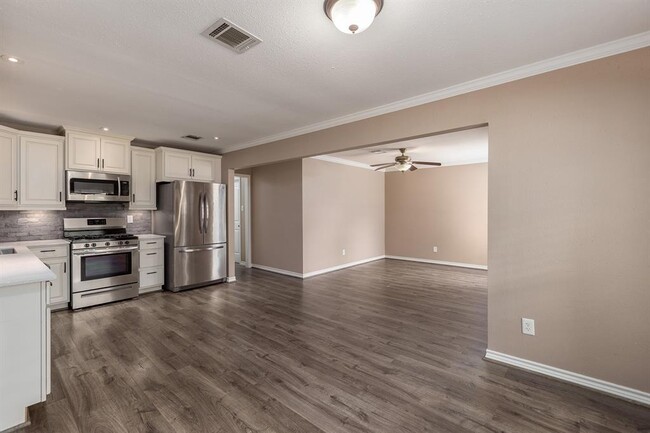 Building Photo - 2739 Foliage Green Dr