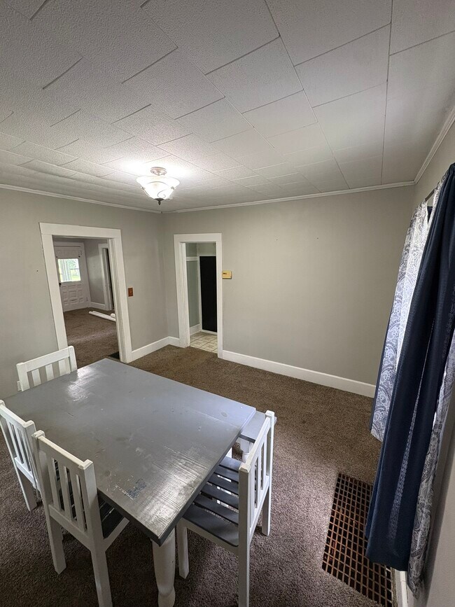 Building Photo - 825 Burr Oak St