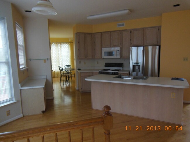 Building Photo - "COMING SOON" Spacious 4 + 2.5 SFH + Renov...