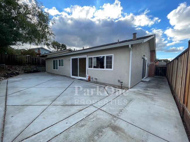 Building Photo - Nicely Update Home Now Available in the Crossings