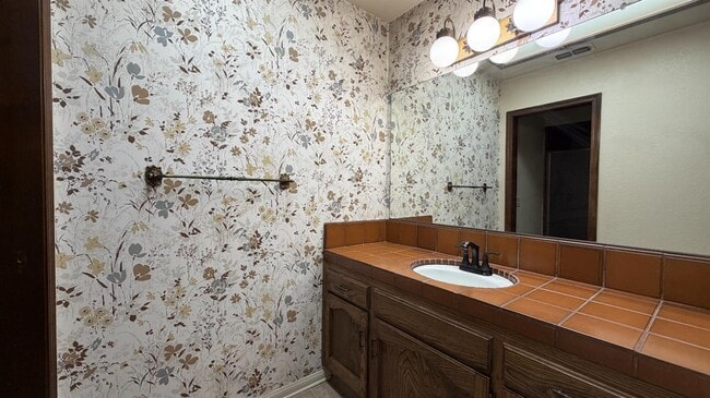 Building Photo - 1555 W Boston Ave