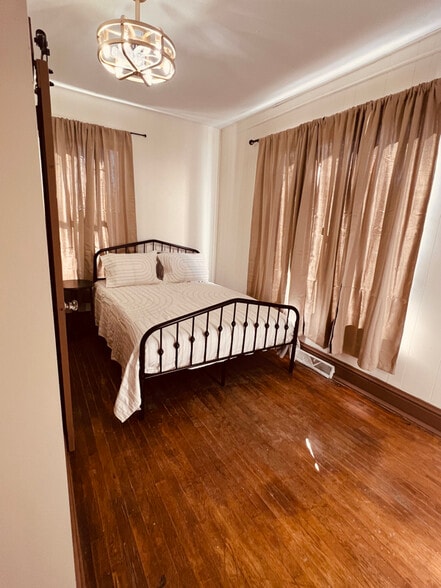 Building Photo - 58 Dickenson St