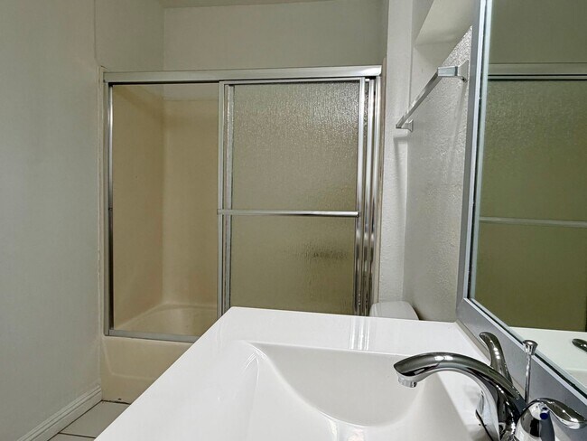 Building Photo - 4522-24