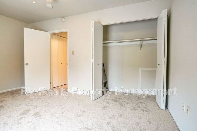 Building Photo - 704 Stonybrook Dr