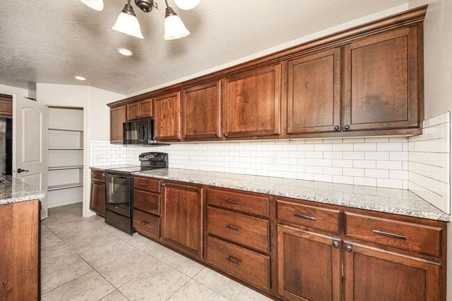 Building Photo - Beautiful Fossil Hills END UNIT!!