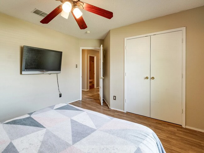 Building Photo - 1435 Greenbrook Dr