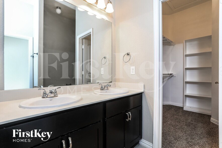 Building Photo - 703 Woodcrest Dr