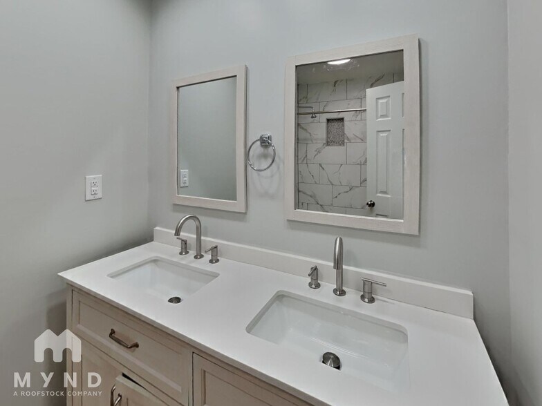 Building Photo - 900 Chalmers St