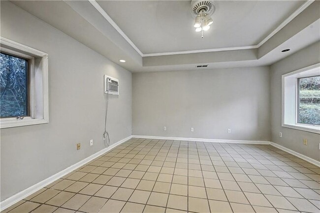 Building Photo - 2008 Shalimar Dr NE