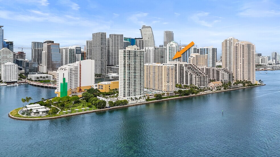 Waterfront building - 770 Claughton Island Dr