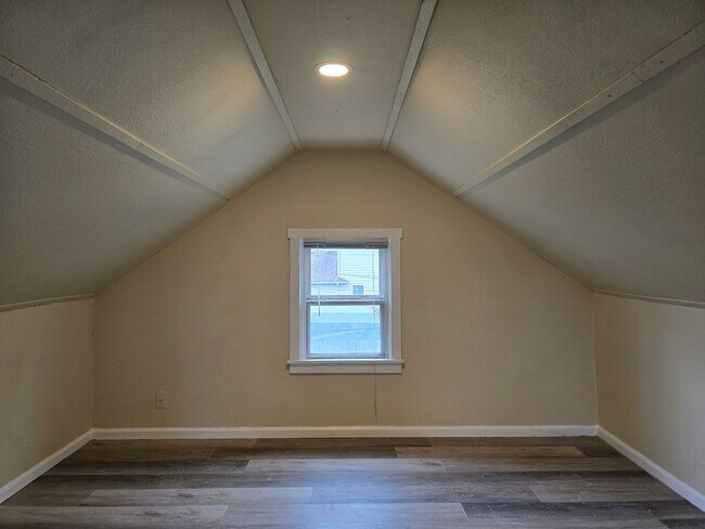 Building Photo - One Bedroom Duplex with Fenced Yard