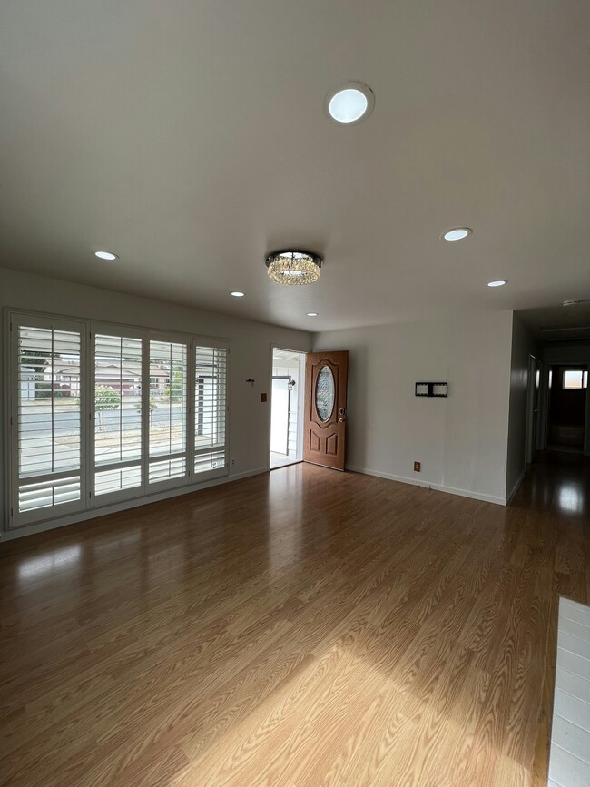 Building Photo - 40458 Landon Ave