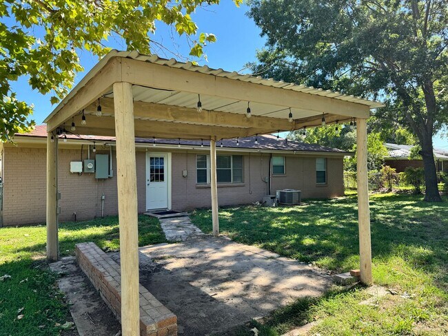 Building Photo - 412 N Lydia Ave