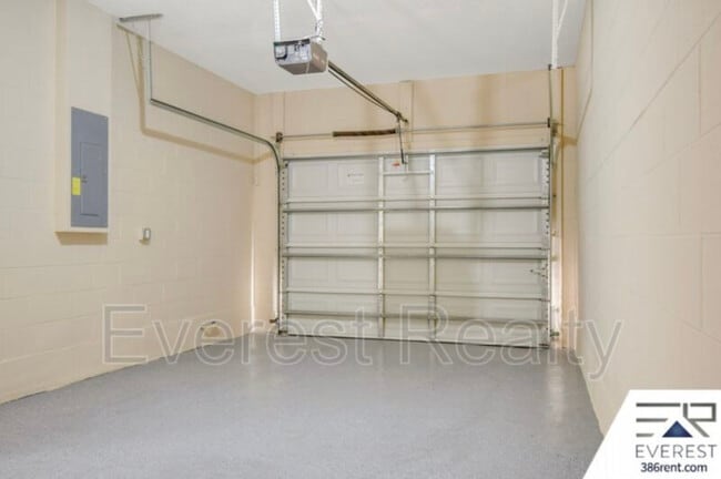 Building Photo - 27 Raintree Pl