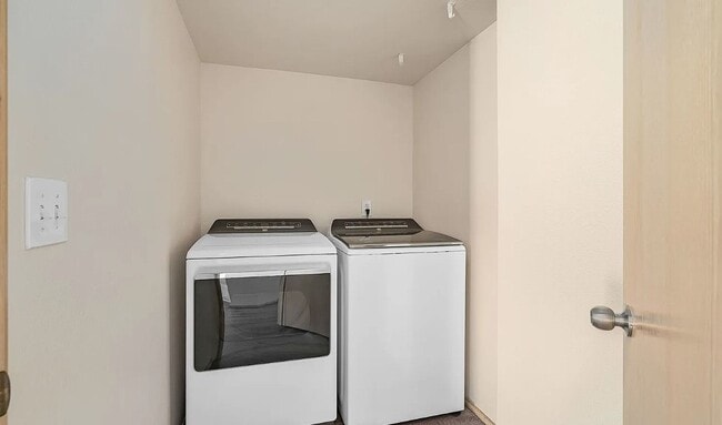 Building Photo - Updated Kent home with outstanding backyard