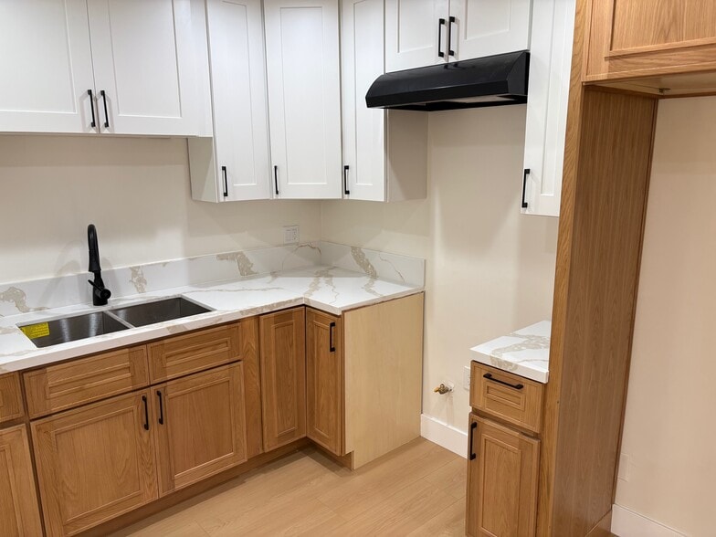 Building Photo - 1242 N New Hampshire Ave